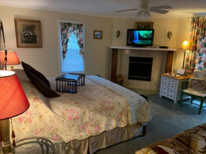 Отель Emerald Necklace Inn Bed and Breakfast  Лейквуд